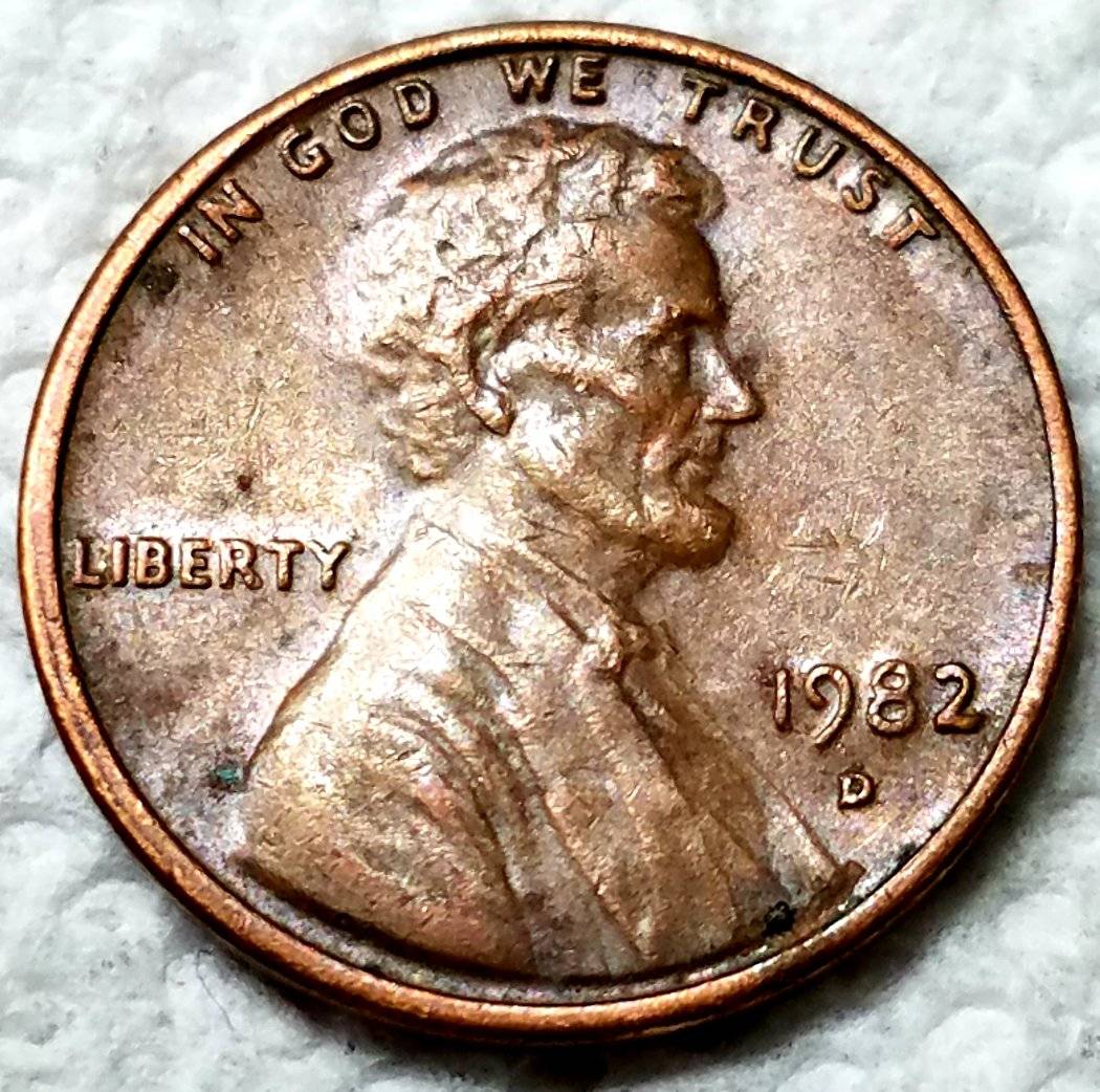 1982-D-Lincoln-Large-Date-Struck-Through-Debris-On-Memorial?